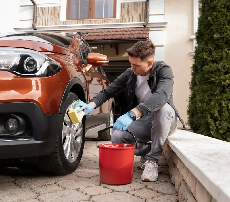 Lavage auto à domicile Routier : professionnel intervenant sur un véhicule